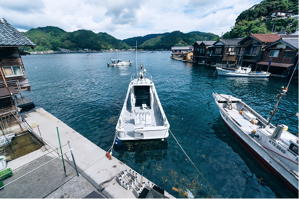 伊根にある舟屋の宿を経営する『まるいち』はうみねこ号を運営しています