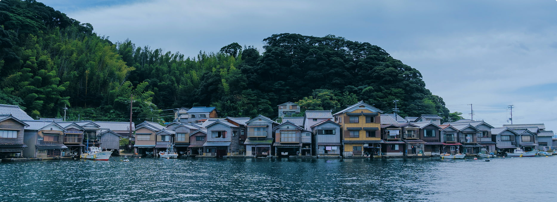 伊根湾に沿って舟屋が連なる町並み
