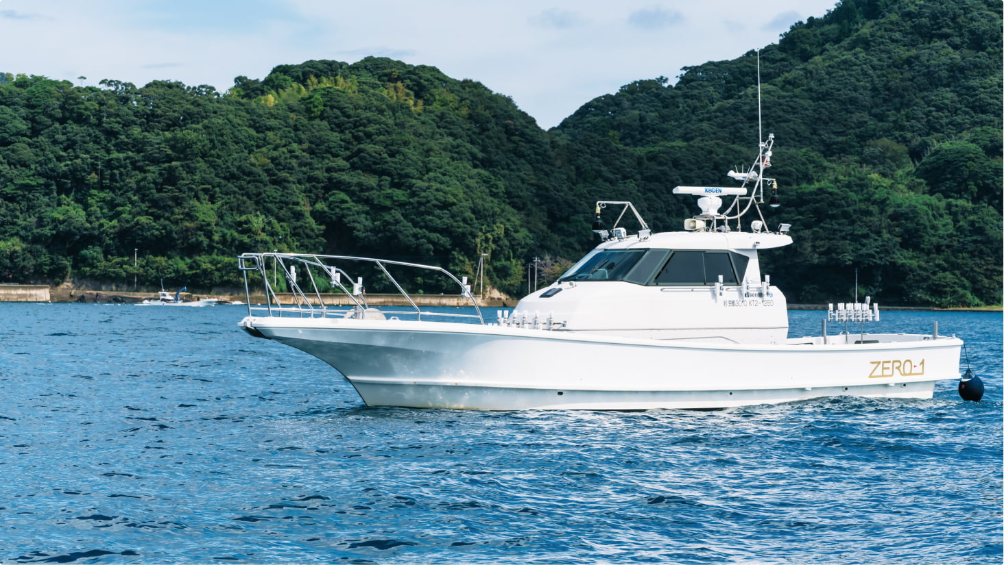 伊根湾を運行するZERO-1号