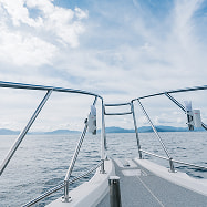 伊根の海を巡る船