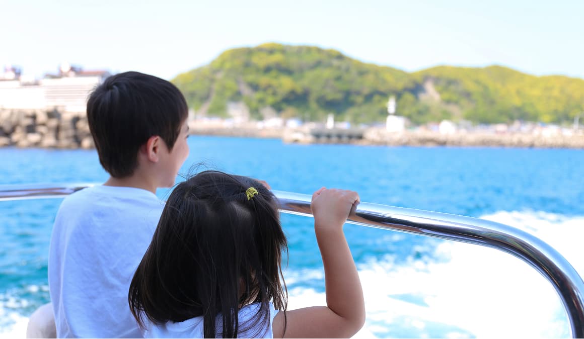 遊覧船に乗って、伊根湾観光を楽しむ子どもたち