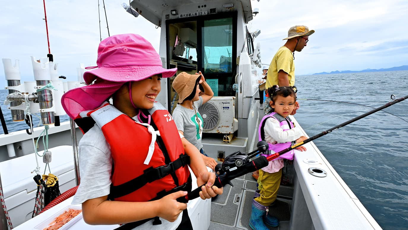 釣りを楽しむ子どもたち