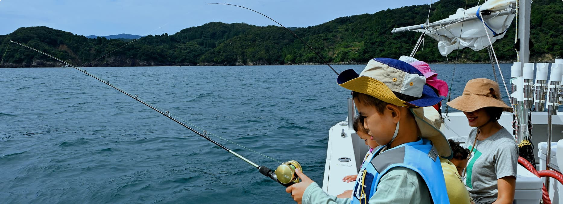 船の上で子どもたちが釣りをしている様子