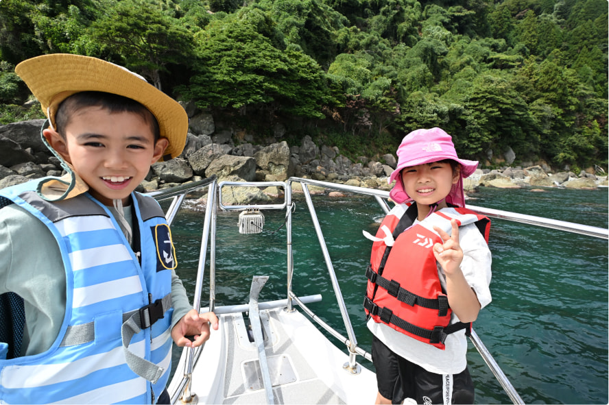 伊根湾を巡る遊覧船を楽しむ子どもたち