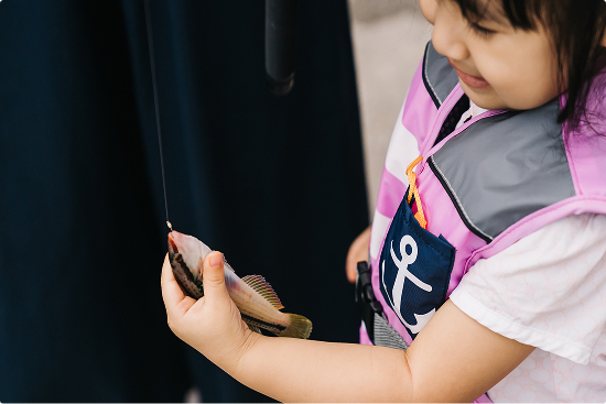 レンタルやサービスについて説明を受ける子ども